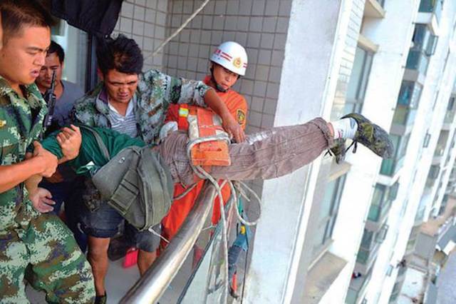 Child Cuts Roof Workers Lifeline